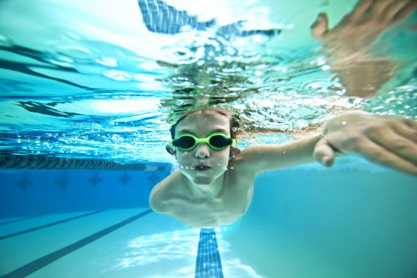 Nen nedant a l Esportiu la Piscina